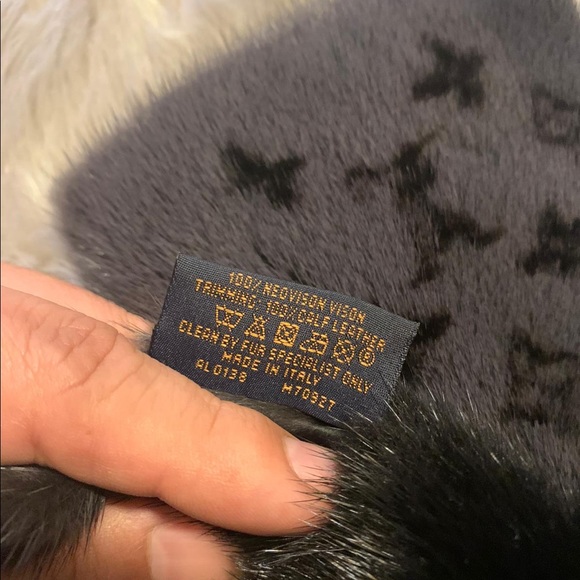 Louis Vuitton Echarp Monogram Reverse Mink Scarf - Picture 6 of 8